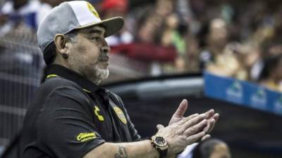 Diego Maradona, DT de los Dorados de Sinaloa. FOTO AFP.