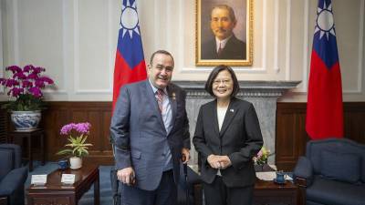 El presidente de Guatemala, Alejandro Giammatei, junto a la mandataria taiwanesa, Tsai Ing-wen.