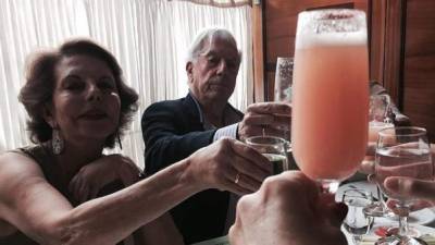 Patricia Llosa de Vargas y Mario Vargas Llosa festejando sus 50 años de casados.