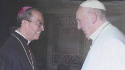 El futuro cardenal Gregorio Rosa Chávez junto al papa Francisco, en una foto de archivo.