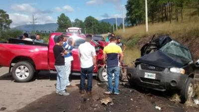 La Policía de Tránsito investiga quién de los dos conductores invadió el carril contrario.