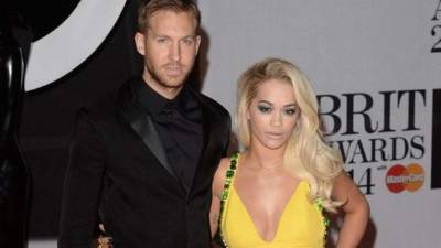 Calvin Harris junto a la cantante Rita Ora.