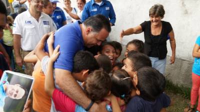 El candidato compartió con personas de todas las edades en su recorrido.