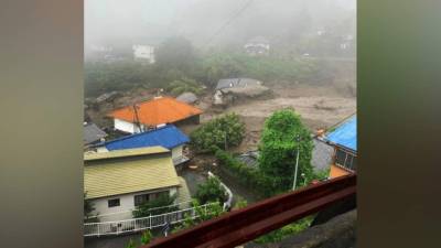 El incidente más grave se ha producido en la localidad de Atami, ubicada entre escarpadas montañas y la costa y donde las fuertes lluvias provocaron corrimientos de tierra que arrasaron unas 300 viviendas.