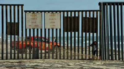 Mexican security forces patrol near the US-Mexico border fence in Tijuana, Mexico, on September 18, 2019, in preparation for US President Donald Trump's visit to the border wall in the Otay Mesa section following a rally in San Diego, California. (Photo by Guillermo Arias / AFP)