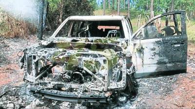 <b><span class=mln_uppercase_mln>Escena.</span></b> La lujosa camioneta fue encontrada incendiada con cuerpos humanos en su interior en San Pedro de Catacamas.