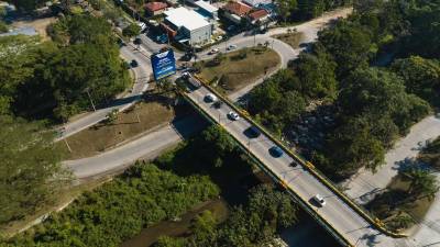 El puente de dos carriles a la altura de la morgue se ha convertido en un cuello de botella para los miles de conductores que circulan a diario por la zona.