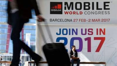 A man disguised as a mobile phone performs outside the Mobile World Congress in Barcelona on February 25, 2017, before the start of the world's biggest mobile fair, held from February 27 February to 2 March. / AFP PHOTO / LLUIS GENE