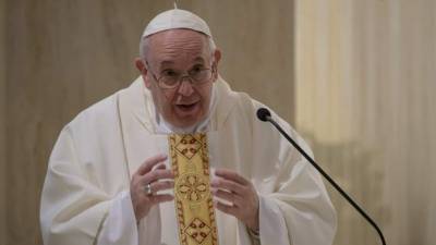 El papa Francisco rechazó el aislamiento de los suntuosos apartamentos del palacio apostólico y prefirió quedarse en los 50 m2 de la residencia de Santa Marta, que también alberga a prelados de paso por Roma.