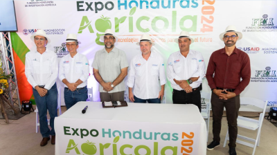 En el evento los miembros de la mesa principal realizaron la develación del logo de la Expo Honduras Agrícola 2024
