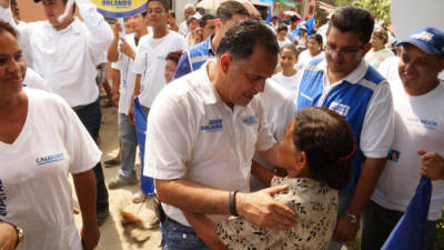 El nacionalista Armando Calidonio en el recorrido realizado en San Pedro Sula.