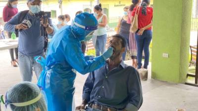 Las personas no están atendiendo al personal de Salud que llega casa por casa para aplicar pruebas de detección de covid, y son pocas las que acceden a practicarse el hisopado solo si tienen síntomas del virus.