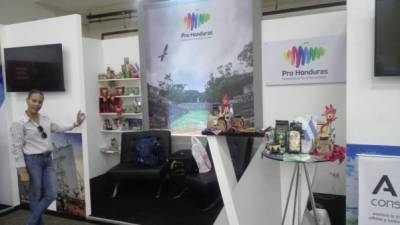 Exhibición de productos hondureños en el espacio de exposición del foro.