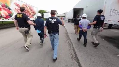 Un centenar de inmigrantes indocumentados fueron detenidos mientras trabajaban en una procesadora de carne en Ohio./Foto: CNN.