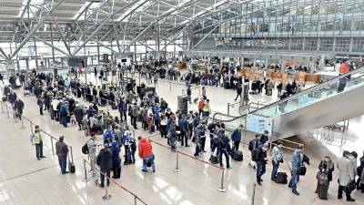 Llegar al aeropuerto o estación de tren con más anticipación que de costumbre.