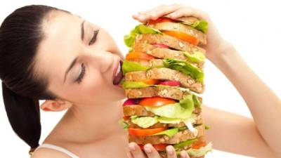 En la mujer es muy común que ingiera más comida al estar ansiosa o preocupada.
