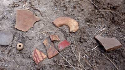 Fotografía cedida hoy, martes 13 de marzo de 2018, por el Insituto Nacional de Antropología e Historia (Inah), que muestra objetos cerca del lugar donde se ha descubierto un centro ceremonial, en el volcán pico de Orizaba (México). EFE/INAH/SOLO USO EDITORIAL