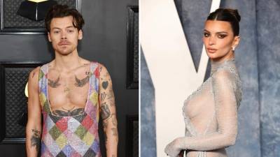 Harry Styles se divierte con Emily Ratajkowski.