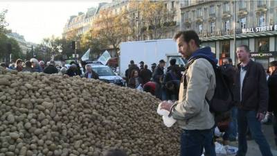 Agricultores repartieron este miércoles toneladas de fruta y verdura gratis, para protestar contra la importación de frutas y vegetales baratos. Foto AFP.