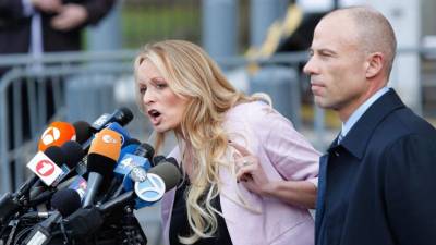 Avenatti representó a Stormy Daniels durante el proceso judicial que buscaba revocar un acuerdo de confidencialidad que le prohibía hablar de su aventura con Trump.