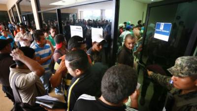 Muchos conductores esperaron hasta el último día para retirar las placas. Militares apoyaron para que hubiese orden en la entrega. Fotos: Yoseph Amaya