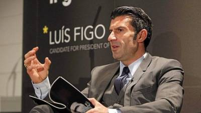 Figo generó mucho revuelo cuando, en el año 2000, decidió dejar el Barcelona tras cinco temporadas para irse al Real Madrid.