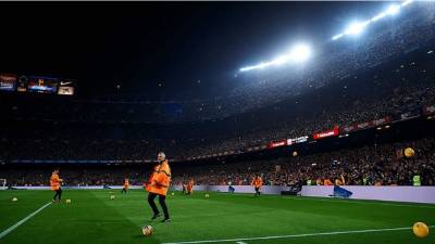 En el segundo tiempo del clásico, aficionados del Barcelona lanzaron pelotas al campo y se tuvo que detener el partido.