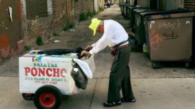 La imagen que conmovió a los hispanos en Estados Unidos: Un anciano de 90 años empujando trabajosamente un carrito de helados en las calles de Chicago.