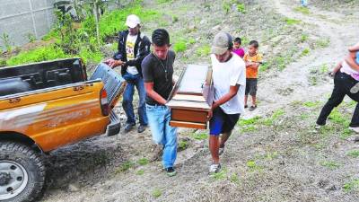 Padres, hermanos y amigos lloraron ayer la partida del pequeño Bairon quien murió solo, encerrado en su casa por la falta de alimentos y agua. Fotos cortesía: Edwar Fernández.