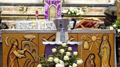 Los restos de Bialetti fueron colocados en una urna con forma de cafetera.