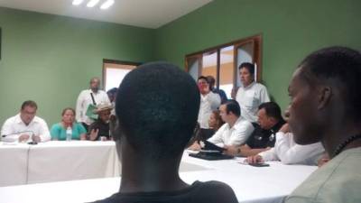 Los migrantes centroamericanos en la reunión con el Gobernador de Veracruz.