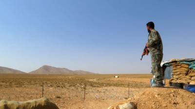 Syrian pro-government forces hold a position in the western Qalamoun, on August 20, 2017, during an offensive against Islaimc State (IS) group fighters.Lebanon's battle against IS comes as the jihadist group faces assaults in both neighbouring Syria and Iraq, where the government early Sunday announced an offensive on the group's bastion of Tal Afar. / AFP PHOTO / STRINGER