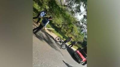 El hombre llevaba un machete y los policías lo sometieron con tablas.