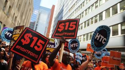 Los trabajadores estadounidenses presionan al Congreso para que apruebe un incremento al salario mínimo.