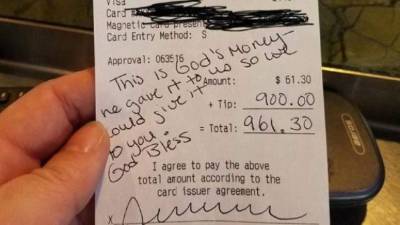 La factura con el mensaje para la camarera y con la propina incluida.