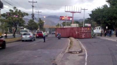 Un agente de Tránsito guía a los vehículos para facilitar el acceso en la capital.