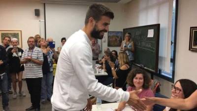 Gerard Piqué acudió sonriente a votar en el colegio Les Escoles de Sant Just Desvern, Barcelona. Foto tomada de Infobae.
