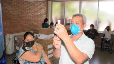 Más de 103,000 sampedranos ya han recibido la vacuna contra el covid.Foto:M. Valenzuela.