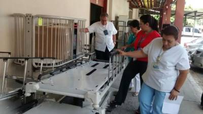 Personal del Hospital Mario Rivas recibe una de las camillas.