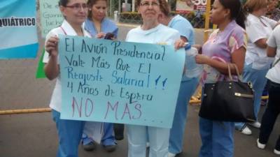 Enfermeras protestan frente a Casa Presidencial para exigir un ajuste salarial. @radioamericahn