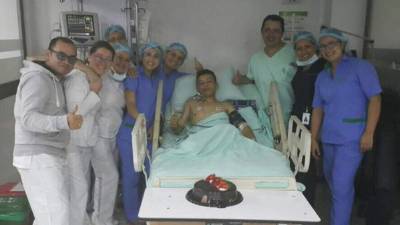 El soldado al que la explosión de una mina le amputó las dos piernas se recupera en un hospital de Bogotá.