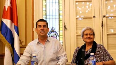 Virginia Dandan, se reunió con representantes de organizaciones oficiales de la sociedad civil y autoridades del ámbito de la educación y el deporte de la isla.