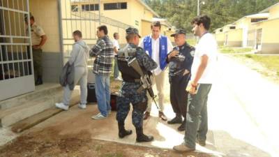 Momento en que los cinco ciudadanos sirios ingresaban ayer al centro penal de El Porvenir.