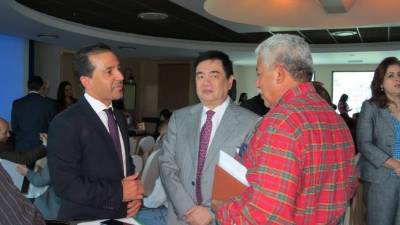 Wilfredo Cerrato, coordinador del Gabinete Económico, conversa con William Chong Wong al concluir la presentación.