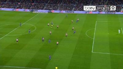 Neymar sale bien a la hora del pase, pero el árbitro se equivocó.