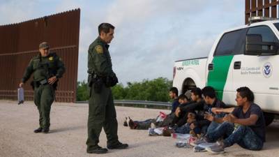 Legisladores republicanos buscan usar a los indocumentados para financiar la construcción del muro en la frontera sur de EEUU.