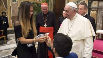 Momentos en que el diputado venezolano le propuso matrimonio frente al papa Francisco.
