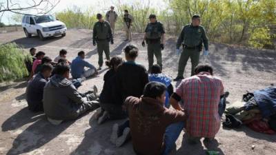 Agentes de la Patrulla Fronteriza detuvieron al primer grupo de inmigrantes de la caravana que cruzaron la frontera de EEUU.
