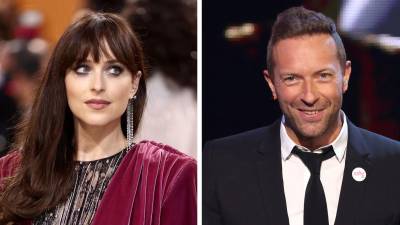 Dakota Johnson y Chris Martin siguen comprometidos.