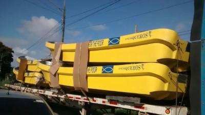 Cada lancha tiene un valor de diez mil dólares.